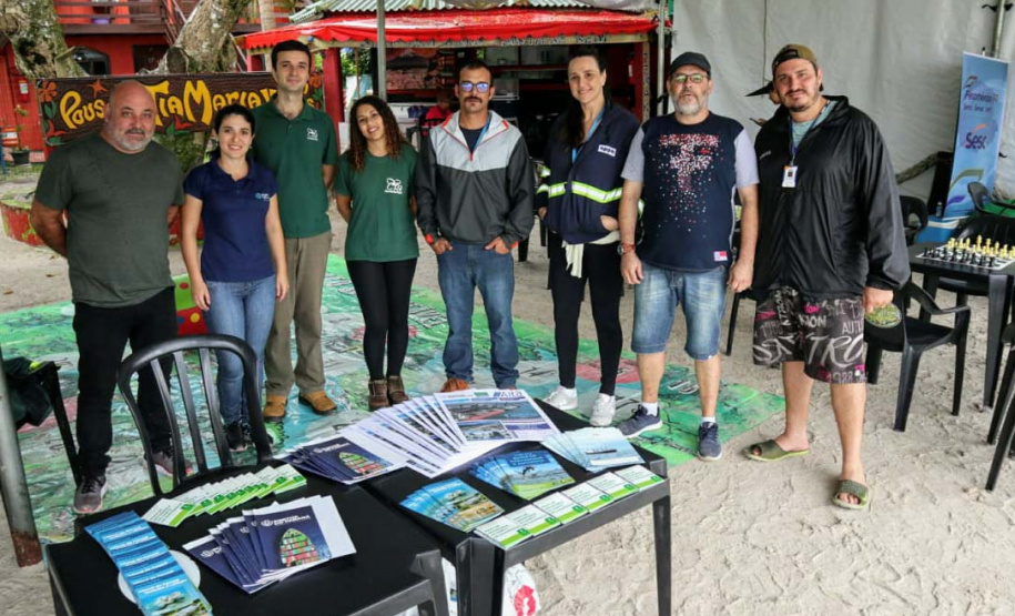 A empresa Portos do Paraná levou pela primeira vez o projeto Porto em Ação para além do continente. A comunidade beneficiada foi a de Encantadas, na Ilha do Mel. Nesta quarta-feira (4), os moradores tiveram acesso a exames clínicos e vacinação, além de corte de cabelo, aulas de xadrez, orientações sobre qualidade de vida e atividades físicas. Foto: Portos do Paraná