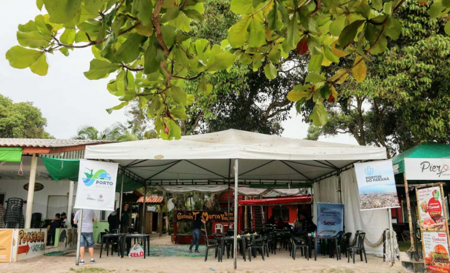 A empresa Portos do Paraná levou pela primeira vez o projeto Porto em Ação para além do continente. A comunidade beneficiada foi a de Encantadas, na Ilha do Mel. Nesta quarta-feira (4), os moradores tiveram acesso a exames clínicos e vacinação, além de corte de cabelo, aulas de xadrez, orientações sobre qualidade de vida e atividades físicas. Foto: Portos do Paraná