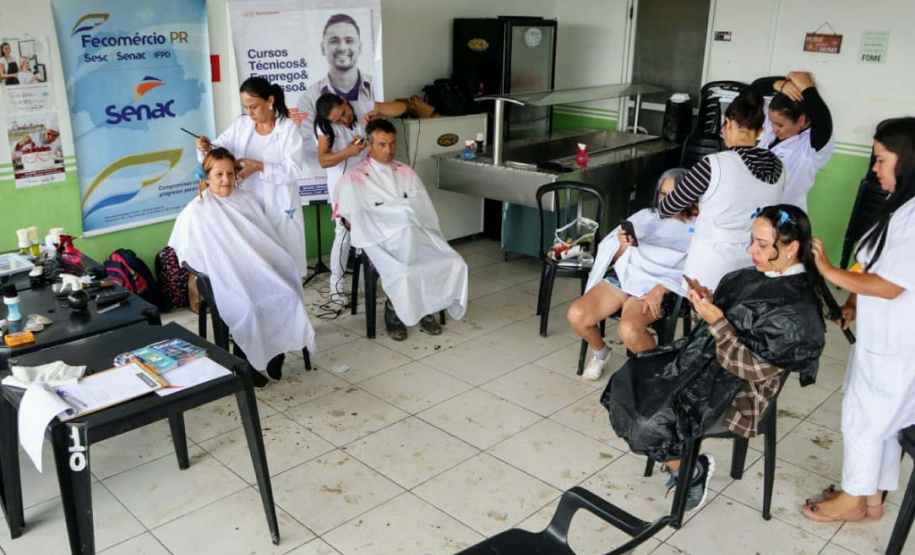 A empresa Portos do Paraná levou pela primeira vez o projeto Porto em Ação para além do continente. A comunidade beneficiada foi a de Encantadas, na Ilha do Mel. Nesta quarta-feira (4), os moradores tiveram acesso a exames clínicos e vacinação, além de corte de cabelo, aulas de xadrez, orientações sobre qualidade de vida e atividades físicas. Foto: Portos do Paraná