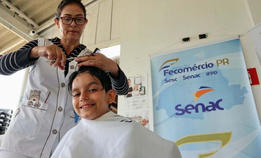 A empresa Portos do Paraná levou pela primeira vez o projeto Porto em Ação para além do continente. A comunidade beneficiada foi a de Encantadas, na Ilha do Mel. Nesta quarta-feira (4), os moradores tiveram acesso a exames clínicos e vacinação, além de corte de cabelo, aulas de xadrez, orientações sobre qualidade de vida e atividades físicas. Foto: Portos do Paraná