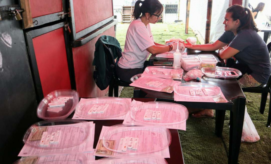 A empresa Portos do Paraná levou pela primeira vez o projeto Porto em Ação para além do continente. A comunidade beneficiada foi a de Encantadas, na Ilha do Mel. Nesta quarta-feira (4), os moradores tiveram acesso a exames clínicos e vacinação, além de corte de cabelo, aulas de xadrez, orientações sobre qualidade de vida e atividades físicas. Foto: Portos do Paraná