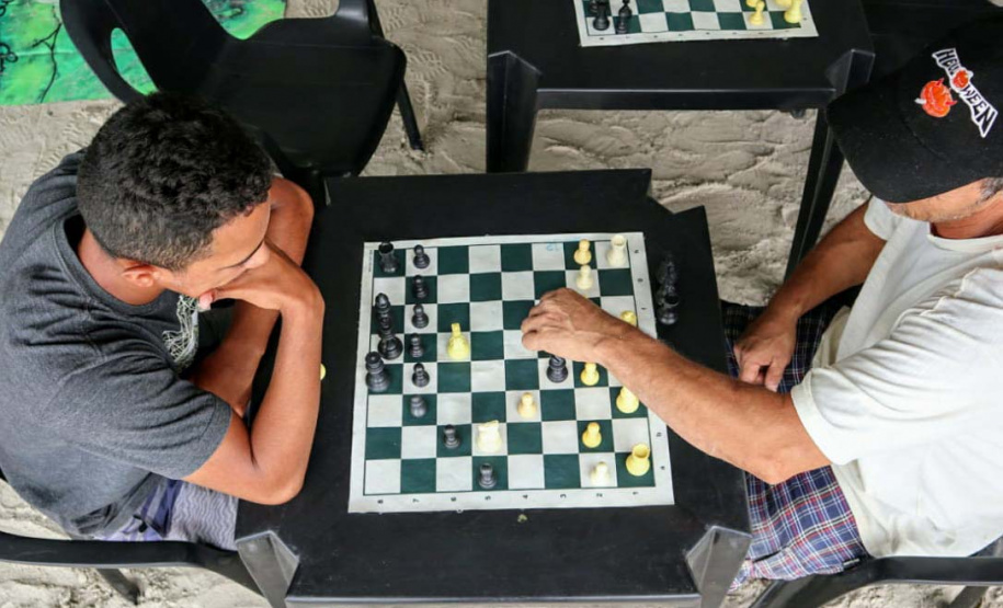 A empresa Portos do Paraná levou pela primeira vez o projeto Porto em Ação para além do continente. A comunidade beneficiada foi a de Encantadas, na Ilha do Mel. Nesta quarta-feira (4), os moradores tiveram acesso a exames clínicos e vacinação, além de corte de cabelo, aulas de xadrez, orientações sobre qualidade de vida e atividades físicas. Foto: Portos do Paraná