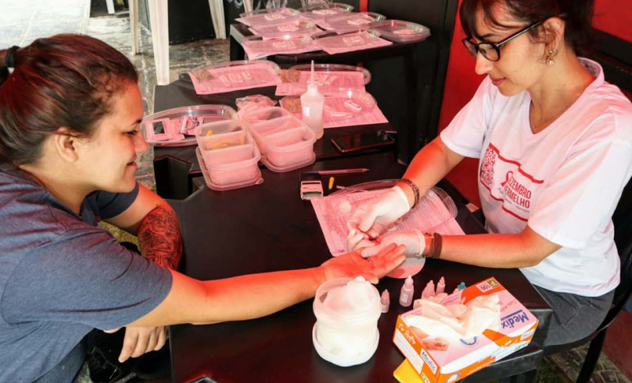 A empresa Portos do Paraná levou pela primeira vez o projeto Porto em Ação para além do continente. A comunidade beneficiada foi a de Encantadas, na Ilha do Mel. Nesta quarta-feira (4), os moradores tiveram acesso a exames clínicos e vacinação, além de corte de cabelo, aulas de xadrez, orientações sobre qualidade de vida e atividades físicas. Foto: Portos do Paraná