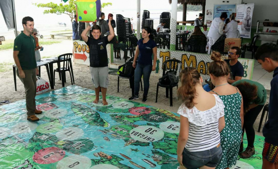 A empresa Portos do Paraná levou pela primeira vez o projeto Porto em Ação para além do continente. A comunidade beneficiada foi a de Encantadas, na Ilha do Mel. Nesta quarta-feira (4), os moradores tiveram acesso a exames clínicos e vacinação, além de corte de cabelo, aulas de xadrez, orientações sobre qualidade de vida e atividades físicas. Foto: Portos do Paraná