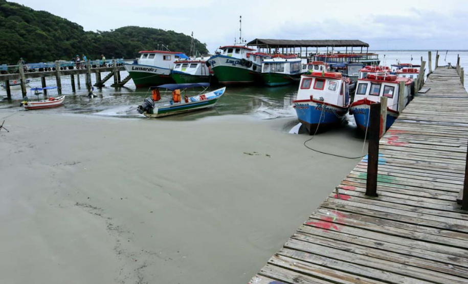 A empresa Portos do Paraná levou pela primeira vez o projeto Porto em Ação para além do continente. A comunidade beneficiada foi a de Encantadas, na Ilha do Mel. Nesta quarta-feira (4), os moradores tiveram acesso a exames clínicos e vacinação, além de corte de cabelo, aulas de xadrez, orientações sobre qualidade de vida e atividades físicas. Foto: Portos do Paraná