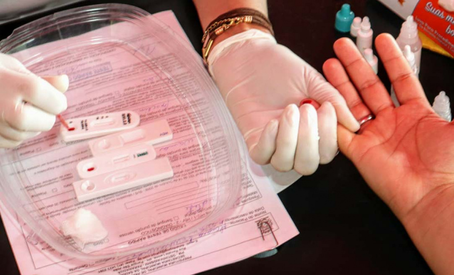 A empresa Portos do Paraná levou pela primeira vez o projeto Porto em Ação para além do continente. A comunidade beneficiada foi a de Encantadas, na Ilha do Mel. Nesta quarta-feira (4), os moradores tiveram acesso a exames clínicos e vacinação, além de corte de cabelo, aulas de xadrez, orientações sobre qualidade de vida e atividades físicas. Foto: Portos do Paraná