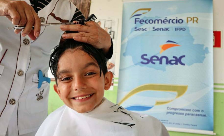 A empresa Portos do Paraná levou pela primeira vez o projeto Porto em Ação para além do continente. A comunidade beneficiada foi a de Encantadas, na Ilha do Mel. Nesta quarta-feira (4), os moradores tiveram acesso a exames clínicos e vacinação, além de corte de cabelo, aulas de xadrez, orientações sobre qualidade de vida e atividades físicas. Foto: Portos do Paraná