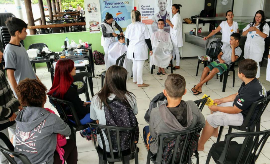 A empresa Portos do Paraná levou pela primeira vez o projeto Porto em Ação para além do continente. A comunidade beneficiada foi a de Encantadas, na Ilha do Mel. Nesta quarta-feira (4), os moradores tiveram acesso a exames clínicos e vacinação, além de corte de cabelo, aulas de xadrez, orientações sobre qualidade de vida e atividades físicas. Foto: Portos do Paraná