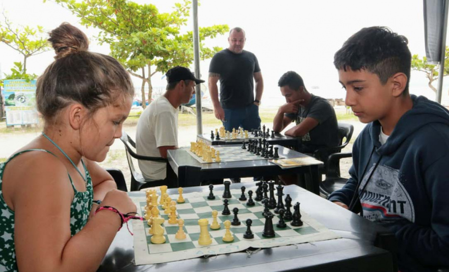 A empresa Portos do Paraná levou pela primeira vez o projeto Porto em Ação para além do continente. A comunidade beneficiada foi a de Encantadas, na Ilha do Mel. Nesta quarta-feira (4), os moradores tiveram acesso a exames clínicos e vacinação, além de corte de cabelo, aulas de xadrez, orientações sobre qualidade de vida e atividades físicas. Foto: Portos do Paraná
