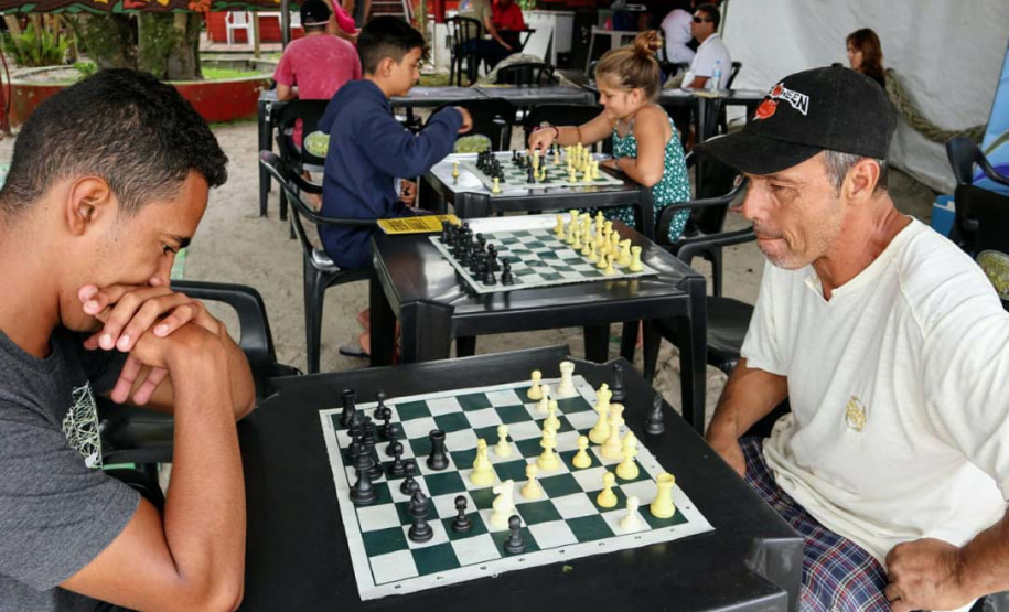 A empresa Portos do Paraná levou pela primeira vez o projeto Porto em Ação para além do continente. A comunidade beneficiada foi a de Encantadas, na Ilha do Mel. Nesta quarta-feira (4), os moradores tiveram acesso a exames clínicos e vacinação, além de corte de cabelo, aulas de xadrez, orientações sobre qualidade de vida e atividades físicas. Foto: Portos do Paraná