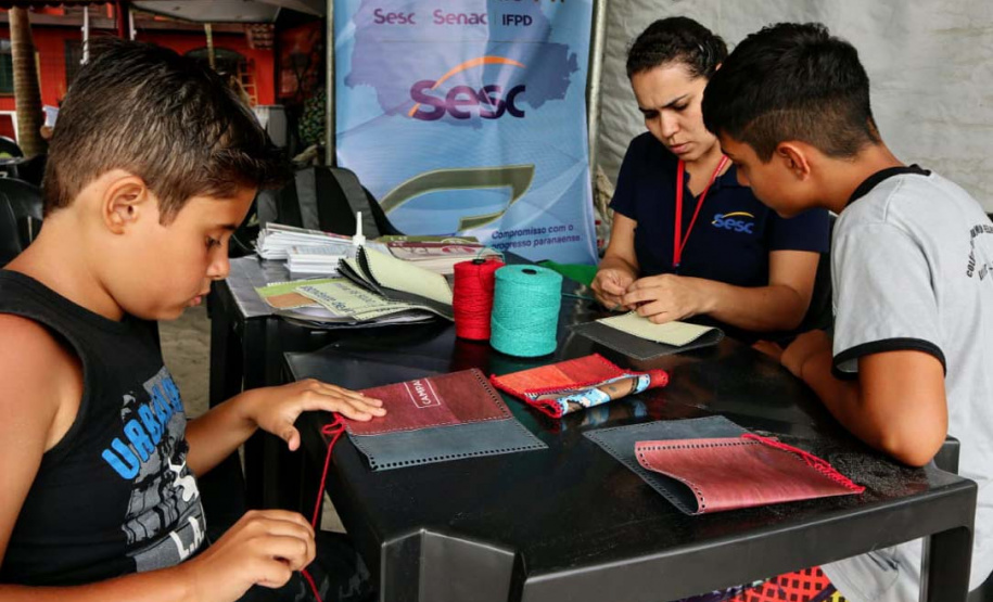 A empresa Portos do Paraná levou pela primeira vez o projeto Porto em Ação para além do continente. A comunidade beneficiada foi a de Encantadas, na Ilha do Mel. Nesta quarta-feira (4), os moradores tiveram acesso a exames clínicos e vacinação, além de corte de cabelo, aulas de xadrez, orientações sobre qualidade de vida e atividades físicas. Foto: Portos do Paraná