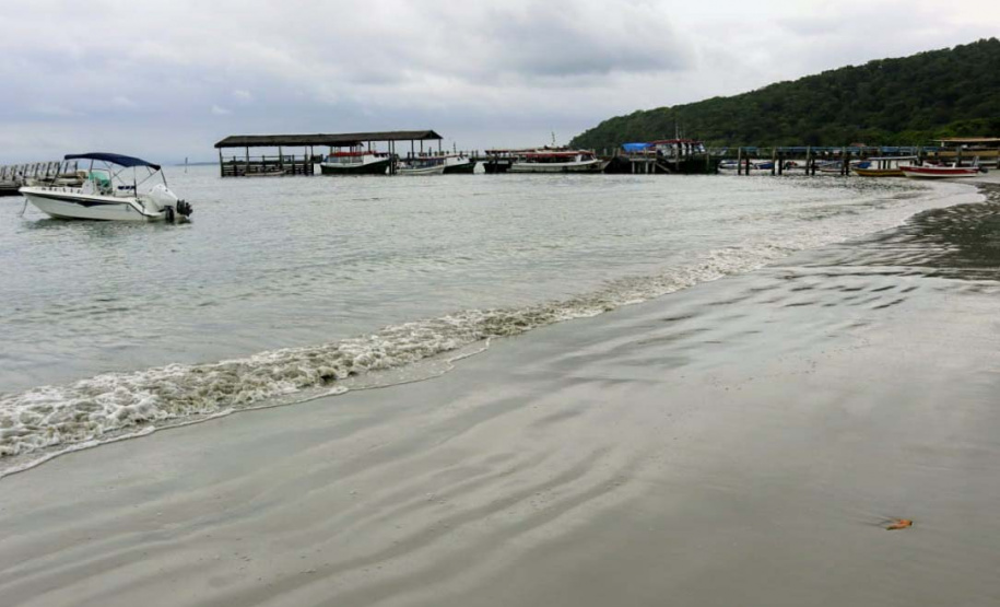 A empresa Portos do Paraná levou pela primeira vez o projeto Porto em Ação para além do continente. A comunidade beneficiada foi a de Encantadas, na Ilha do Mel. Nesta quarta-feira (4), os moradores tiveram acesso a exames clínicos e vacinação, além de corte de cabelo, aulas de xadrez, orientações sobre qualidade de vida e atividades físicas. Foto: Portos do Paraná