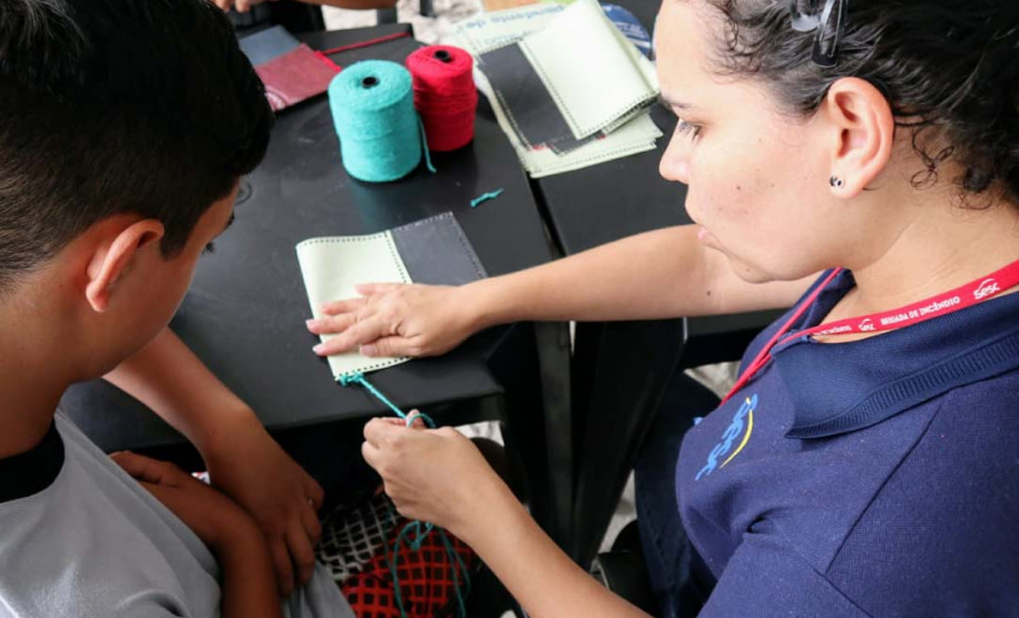 A empresa Portos do Paraná levou pela primeira vez o projeto Porto em Ação para além do continente. A comunidade beneficiada foi a de Encantadas, na Ilha do Mel. Nesta quarta-feira (4), os moradores tiveram acesso a exames clínicos e vacinação, além de corte de cabelo, aulas de xadrez, orientações sobre qualidade de vida e atividades físicas. Foto: Portos do Paraná