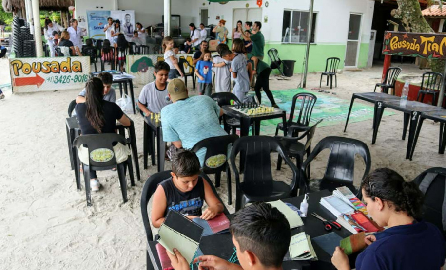 A empresa Portos do Paraná levou pela primeira vez o projeto Porto em Ação para além do continente. A comunidade beneficiada foi a de Encantadas, na Ilha do Mel. Nesta quarta-feira (4), os moradores tiveram acesso a exames clínicos e vacinação, além de corte de cabelo, aulas de xadrez, orientações sobre qualidade de vida e atividades físicas. Foto: Portos do Paraná