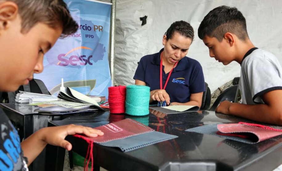 A empresa Portos do Paraná levou pela primeira vez o projeto Porto em Ação para além do continente. A comunidade beneficiada foi a de Encantadas, na Ilha do Mel. Nesta quarta-feira (4), os moradores tiveram acesso a exames clínicos e vacinação, além de corte de cabelo, aulas de xadrez, orientações sobre qualidade de vida e atividades físicas. Foto: Portos do Paraná