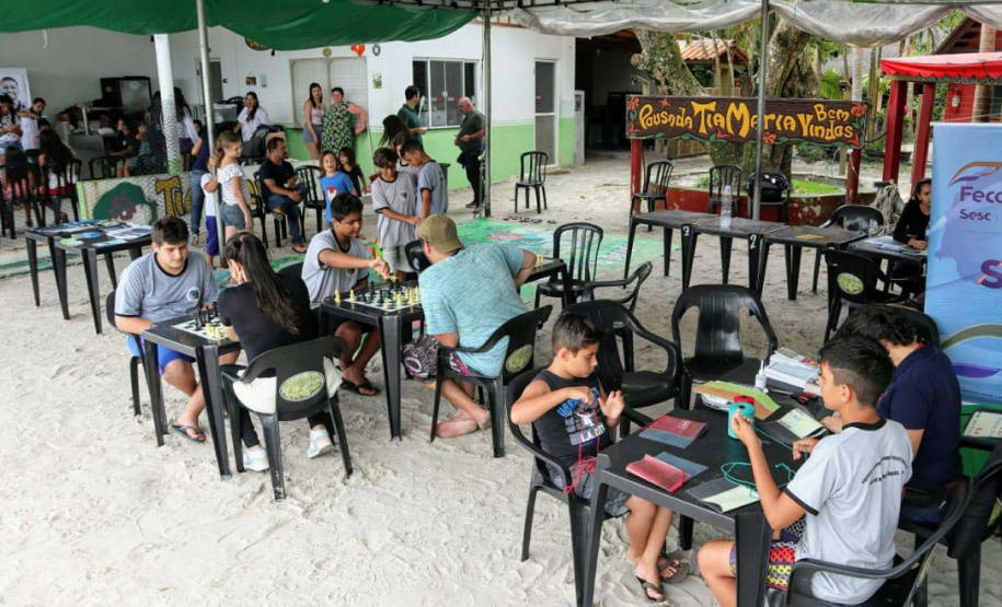 A empresa Portos do Paraná levou pela primeira vez o projeto Porto em Ação para além do continente. A comunidade beneficiada foi a de Encantadas, na Ilha do Mel. Nesta quarta-feira (4), os moradores tiveram acesso a exames clínicos e vacinação, além de corte de cabelo, aulas de xadrez, orientações sobre qualidade de vida e atividades físicas. Foto: Portos do Paraná