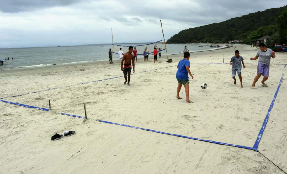 A empresa Portos do Paraná levou pela primeira vez o projeto Porto em Ação para além do continente. A comunidade beneficiada foi a de Encantadas, na Ilha do Mel. Nesta quarta-feira (4), os moradores tiveram acesso a exames clínicos e vacinação, além de corte de cabelo, aulas de xadrez, orientações sobre qualidade de vida e atividades físicas. Foto: Portos do Paraná