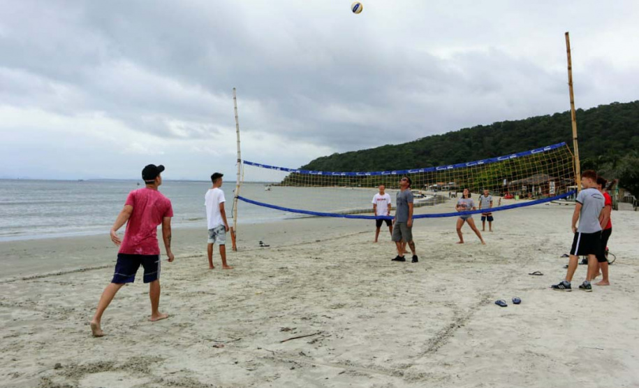 A empresa Portos do Paraná levou pela primeira vez o projeto Porto em Ação para além do continente. A comunidade beneficiada foi a de Encantadas, na Ilha do Mel. Nesta quarta-feira (4), os moradores tiveram acesso a exames clínicos e vacinação, além de corte de cabelo, aulas de xadrez, orientações sobre qualidade de vida e atividades físicas. Foto: Portos do Paraná