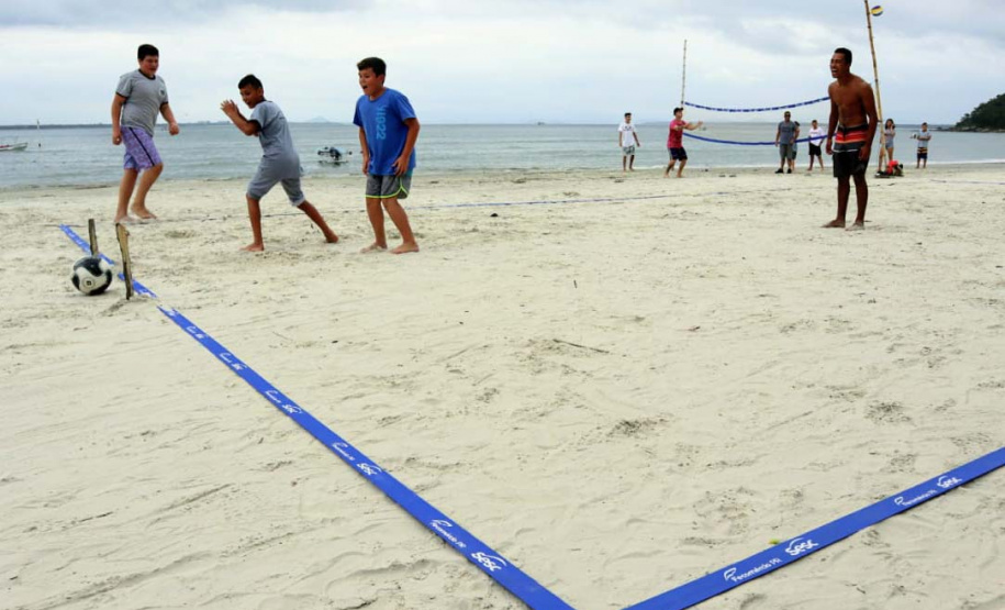 A empresa Portos do Paraná levou pela primeira vez o projeto Porto em Ação para além do continente. A comunidade beneficiada foi a de Encantadas, na Ilha do Mel. Nesta quarta-feira (4), os moradores tiveram acesso a exames clínicos e vacinação, além de corte de cabelo, aulas de xadrez, orientações sobre qualidade de vida e atividades físicas. Foto: Portos do Paraná
