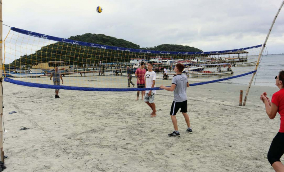 A empresa Portos do Paraná levou pela primeira vez o projeto Porto em Ação para além do continente. A comunidade beneficiada foi a de Encantadas, na Ilha do Mel. Nesta quarta-feira (4), os moradores tiveram acesso a exames clínicos e vacinação, além de corte de cabelo, aulas de xadrez, orientações sobre qualidade de vida e atividades físicas. Foto: Portos do Paraná