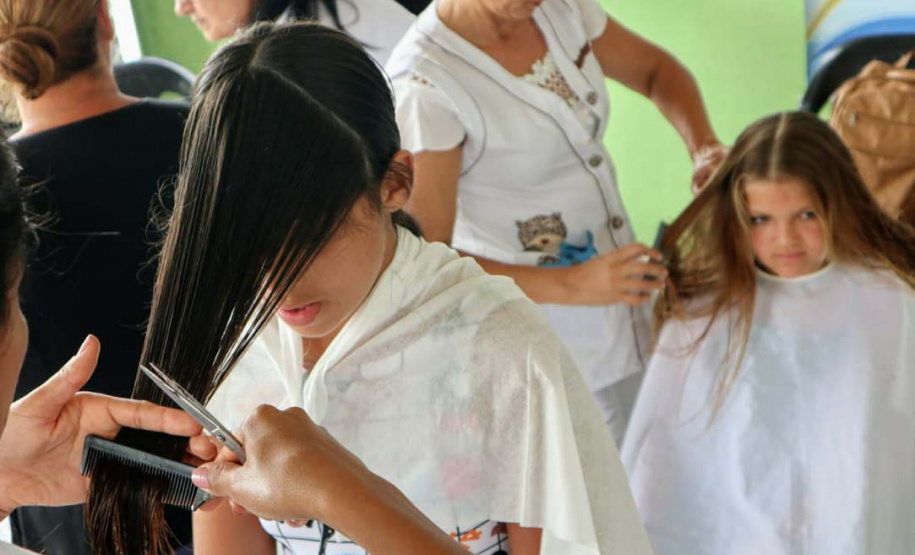 A empresa Portos do Paraná levou pela primeira vez o projeto Porto em Ação para além do continente. A comunidade beneficiada foi a de Encantadas, na Ilha do Mel. Nesta quarta-feira (4), os moradores tiveram acesso a exames clínicos e vacinação, além de corte de cabelo, aulas de xadrez, orientações sobre qualidade de vida e atividades físicas. Foto: Portos do Paraná