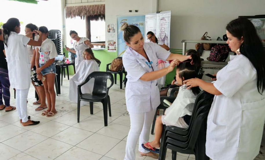 A empresa Portos do Paraná levou pela primeira vez o projeto Porto em Ação para além do continente. A comunidade beneficiada foi a de Encantadas, na Ilha do Mel. Nesta quarta-feira (4), os moradores tiveram acesso a exames clínicos e vacinação, além de corte de cabelo, aulas de xadrez, orientações sobre qualidade de vida e atividades físicas. Foto: Portos do Paraná