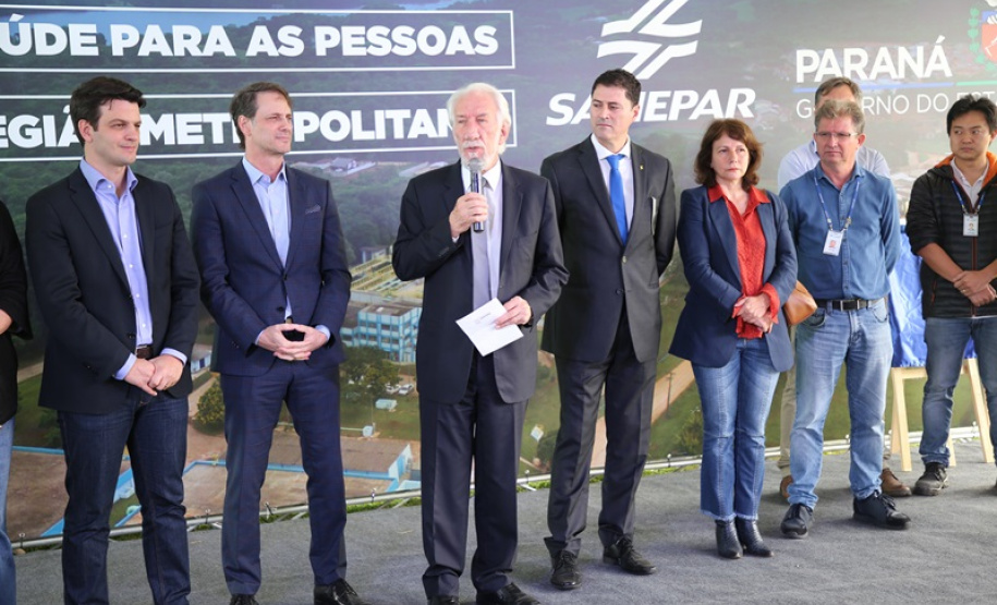 O vice-governador Darci Piana, o diretor-presidente da Companhia de Saneamento do Paraná (Sanepar), Claudio Stabile, e o vice-prefeito de Curitiba, Eduardo Pimentel, inauguraram nesta quarta-feira (4) a nova estação elevatória de água tratada e a usina fotovoltaica (energia solar) flutuante na captação do Sistema Passaúna. Foto: Sanepar