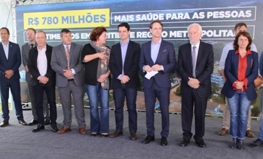 O vice-governador Darci Piana, o diretor-presidente da Companhia de Saneamento do Paraná (Sanepar), Claudio Stabile, e o vice-prefeito de Curitiba, Eduardo Pimentel, inauguraram nesta quarta-feira (4) a nova estação elevatória de água tratada e a usina fotovoltaica (energia solar) flutuante na captação do Sistema Passaúna. Foto: Sanepar