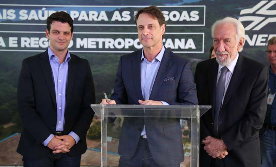 O vice-governador Darci Piana, o diretor-presidente da Companhia de Saneamento do Paraná (Sanepar), Claudio Stabile, e o vice-prefeito de Curitiba, Eduardo Pimentel, inauguraram nesta quarta-feira (4) a nova estação elevatória de água tratada e a usina fotovoltaica (energia solar) flutuante na captação do Sistema Passaúna. Foto: Sanepar