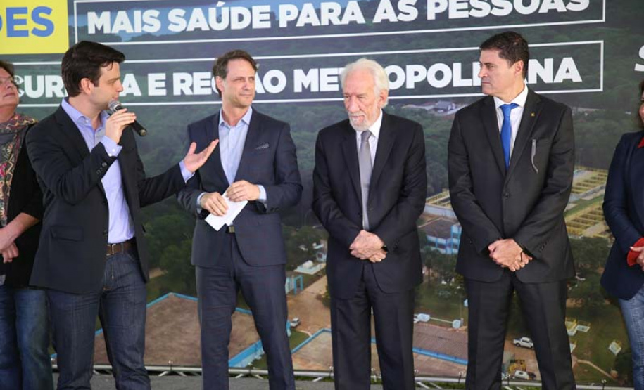 O vice-governador Darci Piana, o diretor-presidente da Companhia de Saneamento do Paraná (Sanepar), Claudio Stabile, e o vice-prefeito de Curitiba, Eduardo Pimentel, inauguraram nesta quarta-feira (4) a nova estação elevatória de água tratada e a usina fotovoltaica (energia solar) flutuante na captação do Sistema Passaúna. Foto: Sanepar