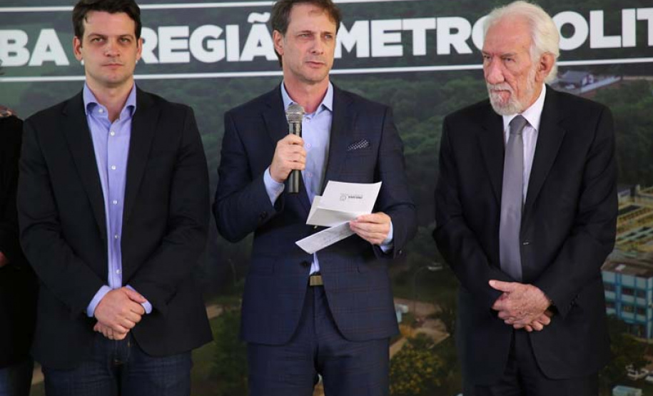 O vice-governador Darci Piana, o diretor-presidente da Companhia de Saneamento do Paraná (Sanepar), Claudio Stabile, e o vice-prefeito de Curitiba, Eduardo Pimentel, inauguraram nesta quarta-feira (4) a nova estação elevatória de água tratada e a usina fotovoltaica (energia solar) flutuante na captação do Sistema Passaúna. Foto: Sanepar