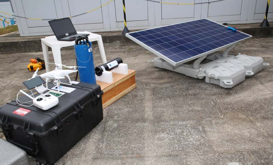 O vice-governador Darci Piana, o diretor-presidente da Companhia de Saneamento do Paraná (Sanepar), Claudio Stabile, e o vice-prefeito de Curitiba, Eduardo Pimentel, inauguraram nesta quarta-feira (4) a nova estação elevatória de água tratada e a usina fotovoltaica (energia solar) flutuante na captação do Sistema Passaúna. Foto: Sanepar