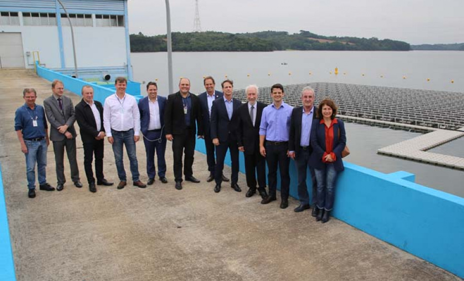 O vice-governador Darci Piana, o diretor-presidente da Companhia de Saneamento do Paraná (Sanepar), Claudio Stabile, e o vice-prefeito de Curitiba, Eduardo Pimentel, inauguraram nesta quarta-feira (4) a nova estação elevatória de água tratada e a usina fotovoltaica (energia solar) flutuante na captação do Sistema Passaúna. Foto: Sanepar