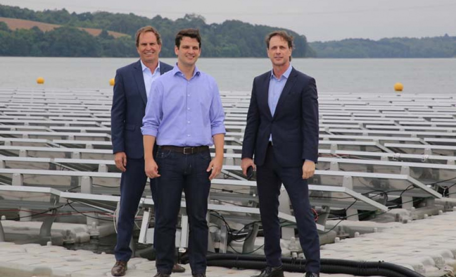 O vice-governador Darci Piana, o diretor-presidente da Companhia de Saneamento do Paraná (Sanepar), Claudio Stabile, e o vice-prefeito de Curitiba, Eduardo Pimentel, inauguraram nesta quarta-feira (4) a nova estação elevatória de água tratada e a usina fotovoltaica (energia solar) flutuante na captação do Sistema Passaúna. Foto: Sanepar