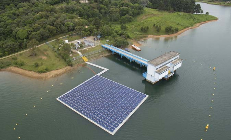O vice-governador Darci Piana, o diretor-presidente da Companhia de Saneamento do Paraná (Sanepar), Claudio Stabile, e o vice-prefeito de Curitiba, Eduardo Pimentel, inauguraram nesta quarta-feira (4) a nova estação elevatória de água tratada e a usina fotovoltaica (energia solar) flutuante na captação do Sistema Passaúna. Foto: Sanepar
