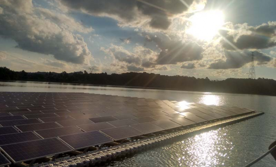 O vice-governador Darci Piana, o diretor-presidente da Companhia de Saneamento do Paraná (Sanepar), Claudio Stabile, e o vice-prefeito de Curitiba, Eduardo Pimentel, inauguraram nesta quarta-feira (4) a nova estação elevatória de água tratada e a usina fotovoltaica (energia solar) flutuante na captação do Sistema Passaúna. Foto: Sanepar