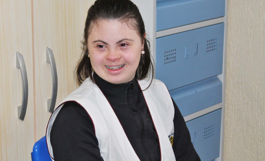 A jovem é Maryan Pereira Putrique, 18 anos, aluna com Síndrome de Down. Ela quer ser professora e já está no Curso de Formação de Docentes, ofertado na rede estadual de ensino. “Nesses dois anos sendo professora dela eu aprendi muito, e sei que ainda tenho muito a aprender”, destaca a professora Maria Isabel de Castro dos Santos, que leciona para a estudante. Foto:SEED