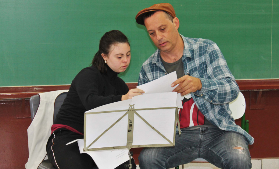 A jovem é Maryan Pereira Putrique, 18 anos, aluna com Síndrome de Down. Ela quer ser professora e já está no Curso de Formação de Docentes, ofertado na rede estadual de ensino. “Nesses dois anos sendo professora dela eu aprendi muito, e sei que ainda tenho muito a aprender”, destaca a professora Maria Isabel de Castro dos Santos, que leciona para a estudante. Foto:SEED