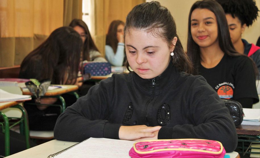 A jovem é Maryan Pereira Putrique, 18 anos, aluna com Síndrome de Down. Ela quer ser professora e já está no Curso de Formação de Docentes, ofertado na rede estadual de ensino. “Nesses dois anos sendo professora dela eu aprendi muito, e sei que ainda tenho muito a aprender”, destaca a professora Maria Isabel de Castro dos Santos, que leciona para a estudante. Foto:SEED