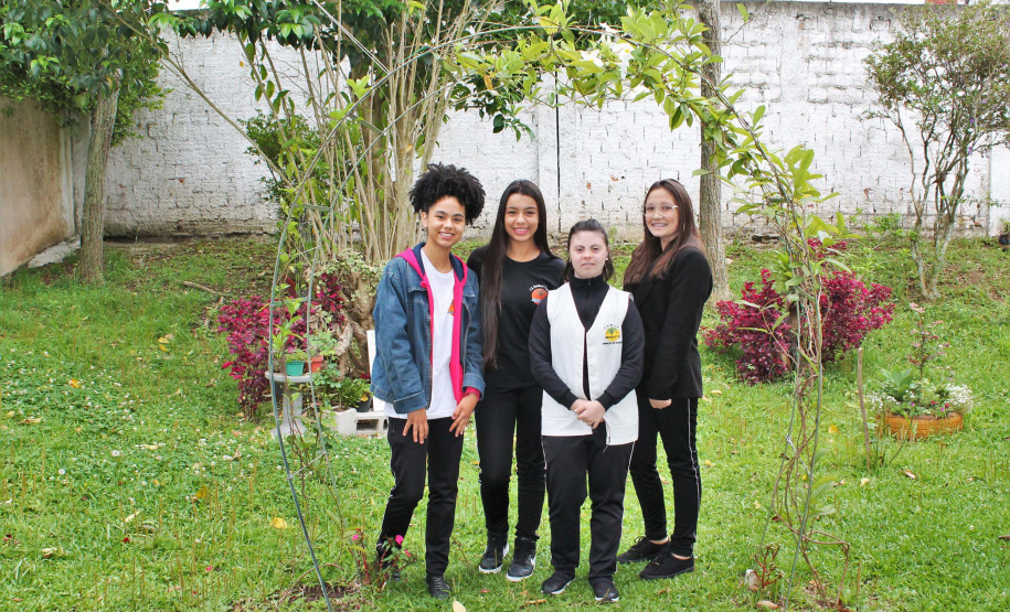 A jovem é Maryan Pereira Putrique, 18 anos, aluna com Síndrome de Down. Ela quer ser professora e já está no Curso de Formação de Docentes, ofertado na rede estadual de ensino. “Nesses dois anos sendo professora dela eu aprendi muito, e sei que ainda tenho muito a aprender”, destaca a professora Maria Isabel de Castro dos Santos, que leciona para a estudante. Foto:SEED