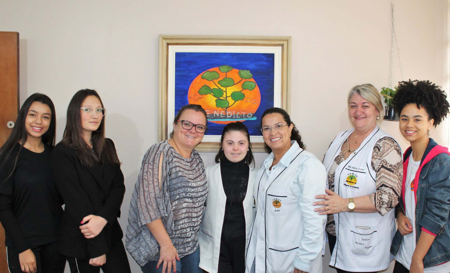 A jovem é Maryan Pereira Putrique, 18 anos, aluna com Síndrome de Down. Ela quer ser professora e já está no Curso de Formação de Docentes, ofertado na rede estadual de ensino. “Nesses dois anos sendo professora dela eu aprendi muito, e sei que ainda tenho muito a aprender”, destaca a professora Maria Isabel de Castro dos Santos, que leciona para a estudante. Foto:SEED