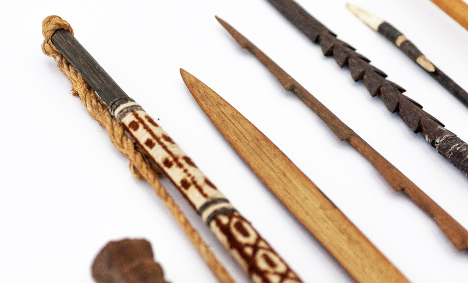 Lanças e arcos: armamento de várias etnias indígenas. Acervo Museu Paranaense. Foto Ingrid Schmaedecke.