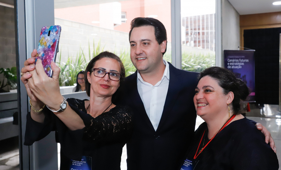 O governador Carlos Massa Ratinho Junior afirmou nesta quinta-feira (5) que a modernização do Estado passa pelo papel de fiscalização do Ministério Público do Paraná (MPPR) e pela construção de políticas conjuntas de atendimento social. Ele participou do Congresso Estadual do MPPR e de uma sessão plenária sobre planejamento estratégico do órgão, que acontecem em Curitiba.