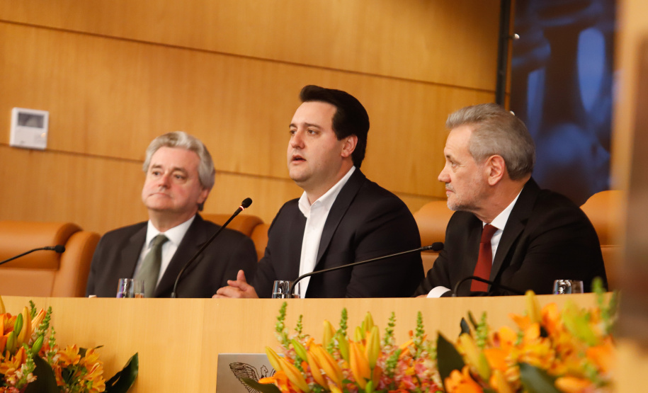 O governador Carlos Massa Ratinho Junior afirmou nesta quinta-feira (5) que a modernização do Estado passa pelo papel de fiscalização do Ministério Público do Paraná (MPPR) e pela construção de políticas conjuntas de atendimento social. Ele participou do Congresso Estadual do MPPR e de uma sessão plenária sobre planejamento estratégico do órgão, que acontecem em Curitiba.