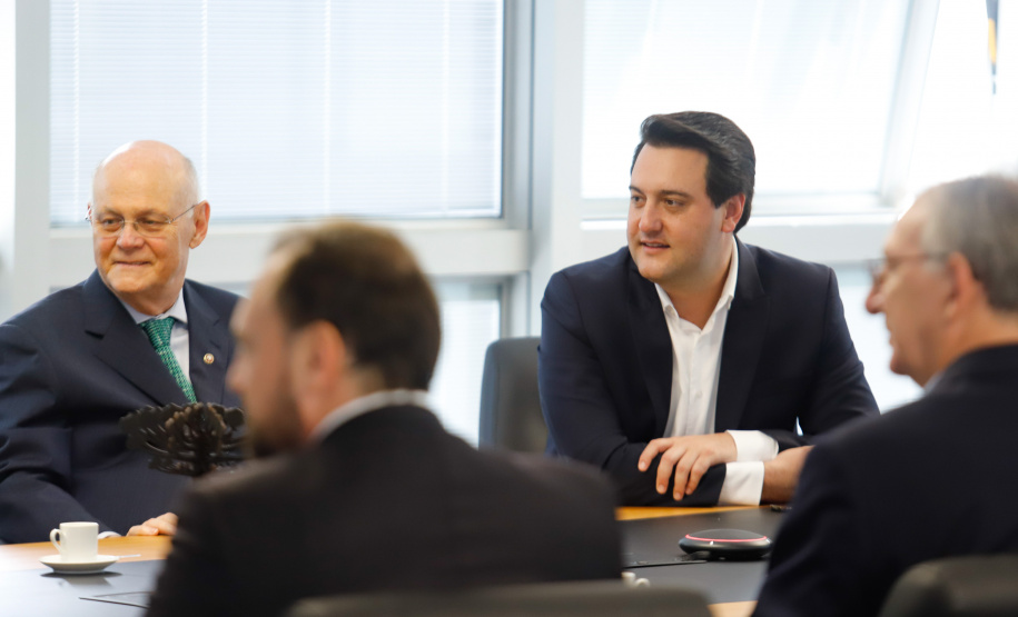 O governador Carlos Massa Ratinho Junior afirmou nesta quinta-feira (5) que a modernização do Estado passa pelo papel de fiscalização do Ministério Público do Paraná (MPPR) e pela construção de políticas conjuntas de atendimento social. Ele participou do Congresso Estadual do MPPR e de uma sessão plenária sobre planejamento estratégico do órgão, que acontecem em Curitiba.