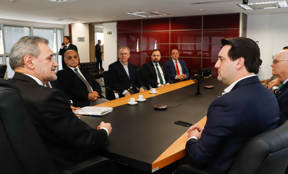 O governador Carlos Massa Ratinho Junior afirmou nesta quinta-feira (5) que a modernização do Estado passa pelo papel de fiscalização do Ministério Público do Paraná (MPPR) e pela construção de políticas conjuntas de atendimento social. Ele participou do Congresso Estadual do MPPR e de uma sessão plenária sobre planejamento estratégico do órgão, que acontecem em Curitiba.