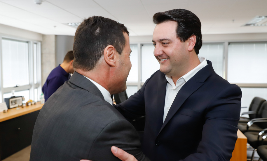 O governador Carlos Massa Ratinho Junior afirmou nesta quinta-feira (5) que a modernização do Estado passa pelo papel de fiscalização do Ministério Público do Paraná (MPPR) e pela construção de políticas conjuntas de atendimento social. Ele participou do Congresso Estadual do MPPR e de uma sessão plenária sobre planejamento estratégico do órgão, que acontecem em Curitiba.