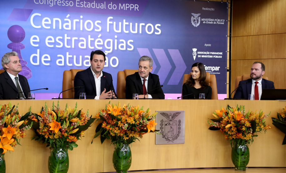 O governador Carlos Massa Ratinho Junior afirmou nesta quinta-feira (5) que a modernização do Estado passa pelo papel de fiscalização do Ministério Público do Paraná (MPPR) e pela construção de políticas conjuntas de atendimento social. Ele participou do Congresso Estadual do MPPR e de uma sessão plenária sobre planejamento estratégico do órgão, que acontecem em Curitiba.Foto Gilson Abreu/AEN