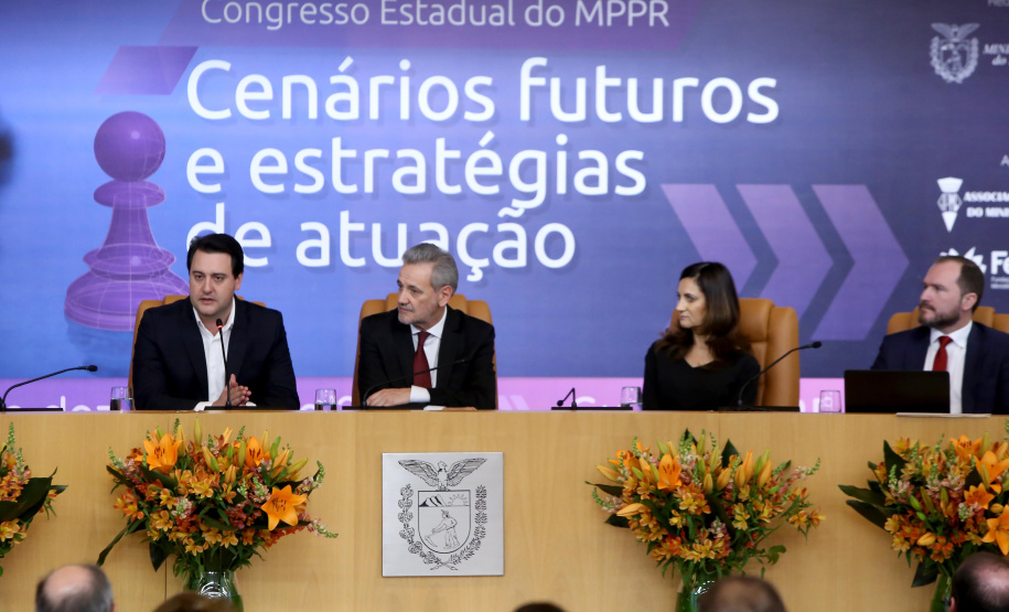 O governador Carlos Massa Ratinho Junior afirmou nesta quinta-feira (5) que a modernização do Estado passa pelo papel de fiscalização do Ministério Público do Paraná (MPPR) e pela construção de políticas conjuntas de atendimento social. Ele participou do Congresso Estadual do MPPR e de uma sessão plenária sobre planejamento estratégico do órgão, que acontecem em Curitiba.Foto Gilson Abreu/AEN