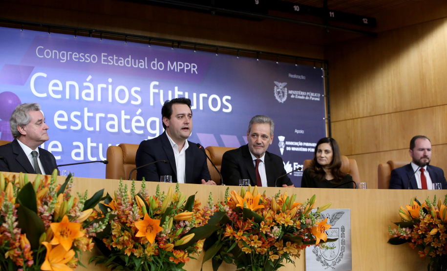 O governador Carlos Massa Ratinho Junior afirmou nesta quinta-feira (5) que a modernização do Estado passa pelo papel de fiscalização do Ministério Público do Paraná (MPPR) e pela construção de políticas conjuntas de atendimento social. Ele participou do Congresso Estadual do MPPR e de uma sessão plenária sobre planejamento estratégico do órgão, que acontecem em Curitiba.Foto Gilson Abreu/AEN